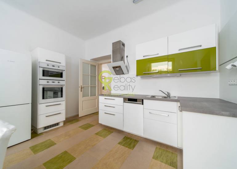 Pronájem prostorného a světlého bytu 3+1 s balkonem - ul.Vinohradská – Praha 3