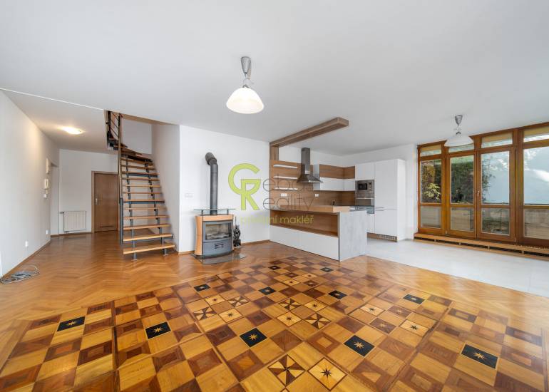 prostorný mezonetový byt 3+kk se dvěma balkony, garáží a sklepem –  ulice Ve Vilách, Praha 4