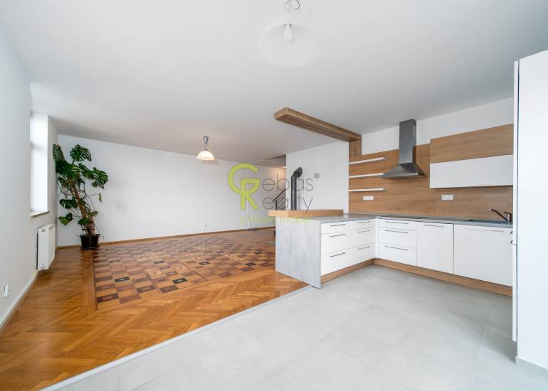 prostorný mezonetový byt 3+kk se dvěma balkony, garáží a sklepem –  ulice Ve Vilách, Praha 4