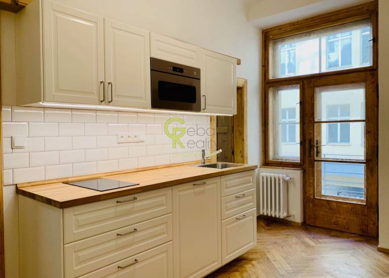 Pronájem stylového 1+1 po kompletní rekonstrukci – Na Výtoni, Praha 2