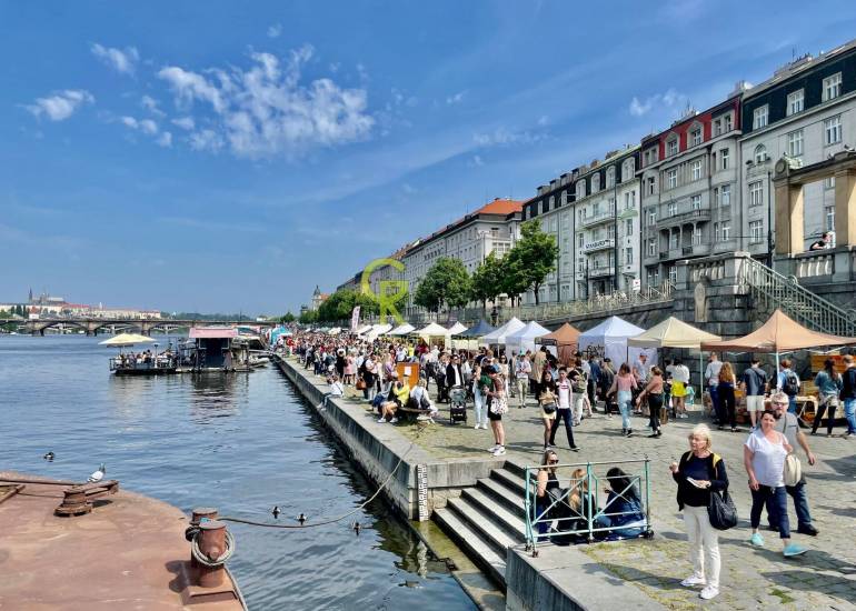 Pronájem stylového 1+1 po kompletní rekonstrukci – Na Výtoni, Praha 2