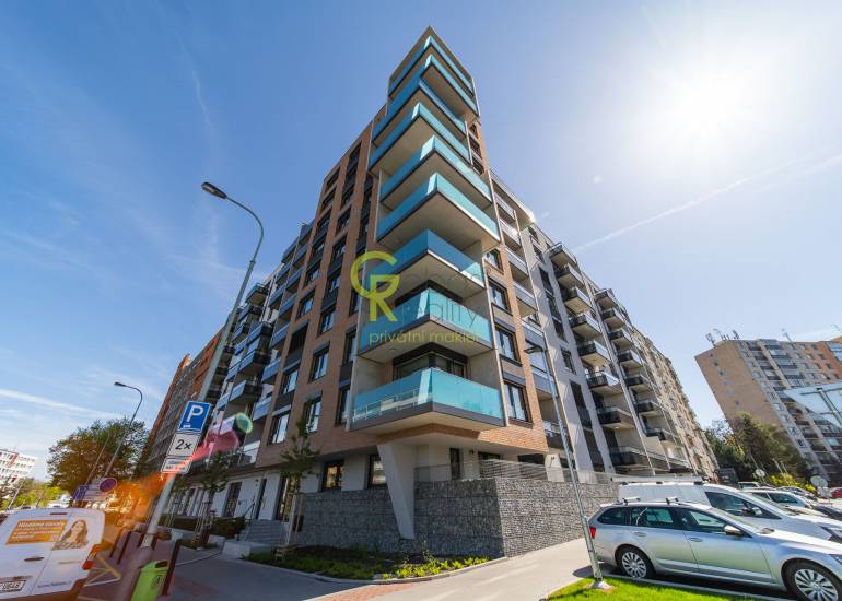 Pronájem bytu 2+kk s balkonem, garážovým stáním a sklepem – novostavba Sija Kamýk, Praha 12