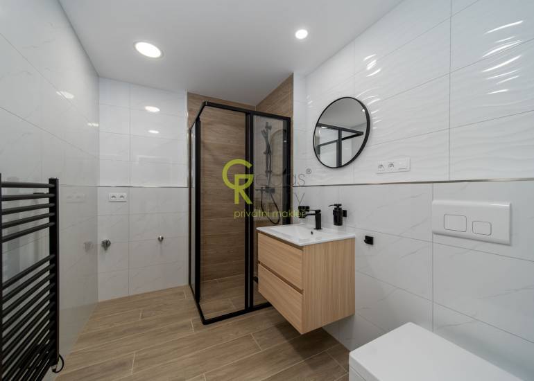 Pronájem světlého bytu 1+kk, 40,5 m², s lodžií, parkováním a sklepem – Praha–Kbely