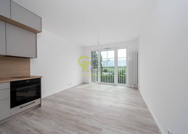 Pronájem světlého bytu 1+kk, 27 m², s balkonem –  ul. Mladoboleslavská, Praha–Kbely