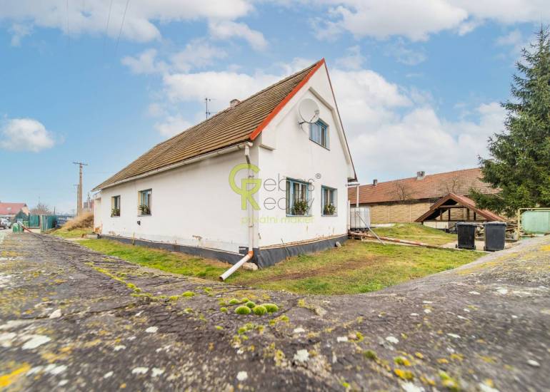 Dům s pozemkem, stodolou a jezírkem - Selmice, okr.Pardubice