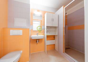 Pronájem světlého bytu 2+kk s balkonem a sklepem - ul. Braniborská, Milovice