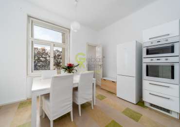 Pronájem prostorného a světlého bytu 3+1 s balkonem - ul.Vinohradská – Praha 3