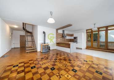 prostorný mezonetový byt 3+kk se dvěma balkony, garáží a sklepem –  ulice Ve Vilách, Praha 4