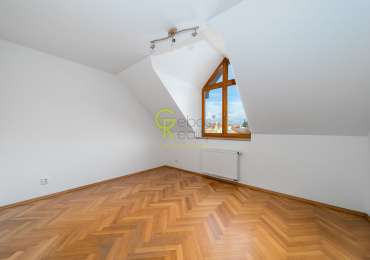 prostorný mezonetový byt 3+kk se dvěma balkony, garáží a sklepem –  ulice Ve Vilách, Praha 4