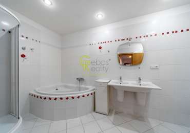 prostorný mezonetový byt 3+kk se dvěma balkony, garáží a sklepem –  ulice Ve Vilách, Praha 4