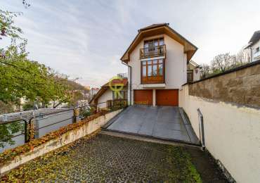 prostorný mezonetový byt 3+kk se dvěma balkony, garáží a sklepem –  ulice Ve Vilách, Praha 4
