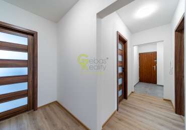 Pronájem bytu 3+1, lodžie, sklep – ulice Hnězdenská, Praha 8 - Troja