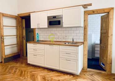 Pronájem stylového 1+1 po kompletní rekonstrukci – Na Výtoni, Praha 2