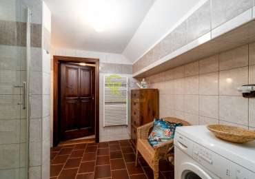 Unikátní roubenka s fungujícím ubytovacím konceptem a obytnou maringotkou - Jablonné v Podještědí