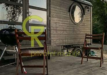 Unikátní roubenka s fungujícím ubytovacím konceptem a obytnou maringotkou - Jablonné v Podještědí