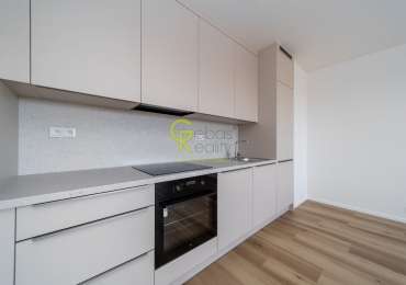 Pronájem bytu 2+kk s balkonem, garážovým stáním a sklepem – novostavba Sija Kamýk, Praha 12