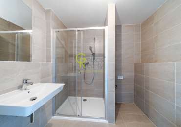 Pronájem bytu 2+kk s balkonem, garážovým stáním a sklepem – novostavba Sija Kamýk, Praha 12