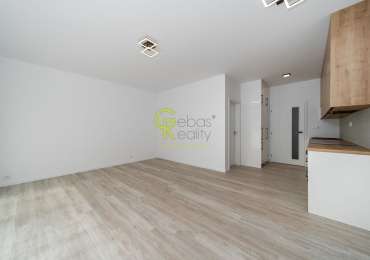 Pronájem světlého bytu 1+kk, 40,5 m², s lodžií, parkováním a sklepem – Praha–Kbely