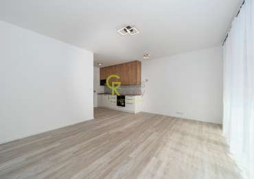 Pronájem světlého bytu 1+kk, 40,5 m², s lodžií, parkováním a sklepem – Praha–Kbely