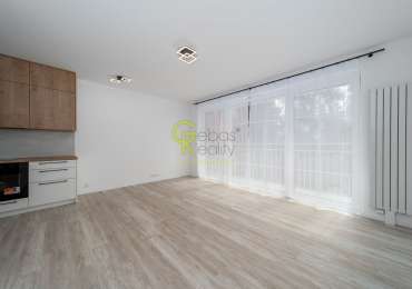 Pronájem světlého bytu 1+kk, 40,5 m², s lodžií, parkováním a sklepem – Praha–Kbely