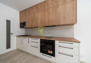 Pronájem světlého bytu 1+kk, 40,5 m², s lodžií, parkováním a sklepem – Praha–Kbely