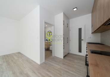 Pronájem světlého bytu 1+kk, 40,5 m², s lodžií, parkováním a sklepem – Praha–Kbely