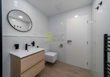 Pronájem světlého bytu 1+kk, 40,5 m², s lodžií, parkováním a sklepem – Praha–Kbely