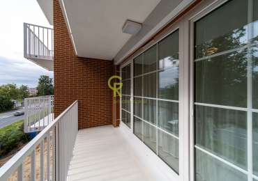 Pronájem světlého bytu 1+kk, 40,5 m², s lodžií, parkováním a sklepem – Praha–Kbely