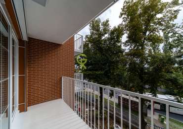 Pronájem světlého bytu 1+kk, 40,5 m², s lodžií, parkováním a sklepem – Praha–Kbely