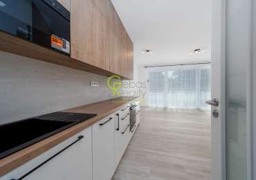 Pronájem světlého bytu 1+kk, 40,5 m², s lodžií, parkováním a sklepem – Praha–Kbely
