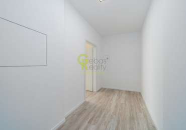 Pronájem světlého bytu 1+kk, 40,5 m², s lodžií, parkováním a sklepem – Praha–Kbely