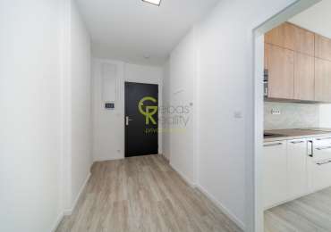 Pronájem světlého bytu 1+kk, 40,5 m², s lodžií, parkováním a sklepem – Praha–Kbely