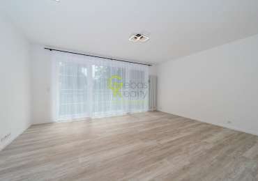 Pronájem světlého bytu 1+kk, 40,5 m², s lodžií, parkováním a sklepem – Praha–Kbely
