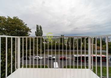 Pronájem světlého bytu 1+kk, 27 m², s balkonem –  ul. Mladoboleslavská, Praha–Kbely