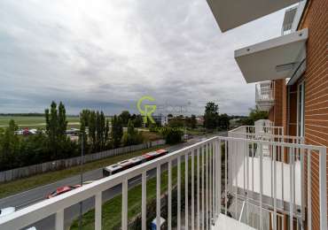 Pronájem světlého bytu 1+kk, 27 m², s balkonem –  ul. Mladoboleslavská, Praha–Kbely