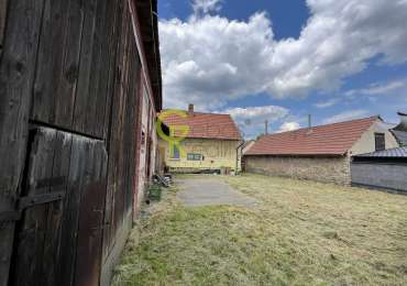 Venkovské stavení se stodolou  - Záryby, Praha východ