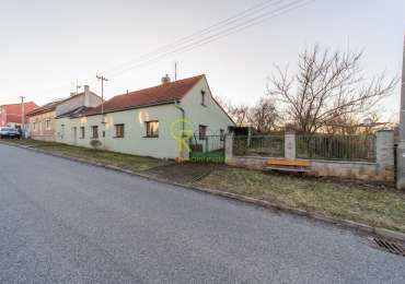prodej rodinného domu k rekonstrukci s krásným pozemkem - obec Tuchlovice, okres Kladno