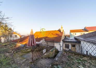 prodej rodinného domu k rekonstrukci s krásným pozemkem - obec Tuchlovice, okres Kladno
