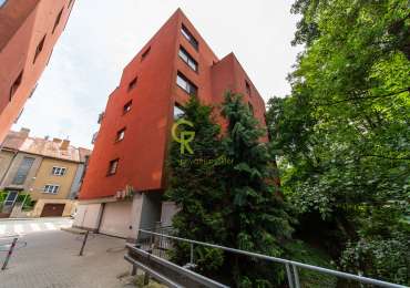 Netradiční byt s nádechem extravagance k pronájmu - ul. Podle Náhonu, Praha 4